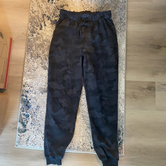 Lululemon joggers - Picture 2 of 4